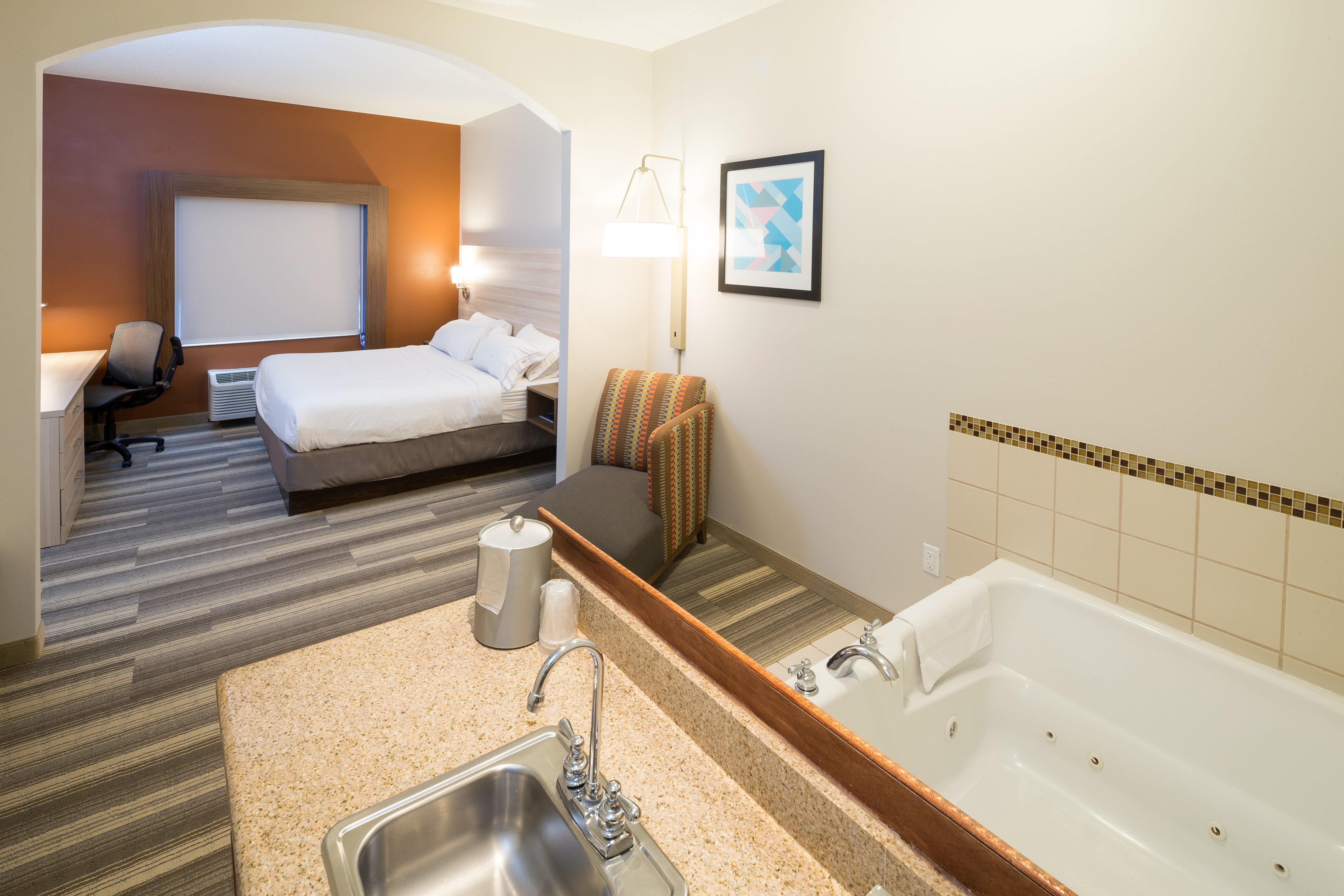 Holiday Inn Express Hotel & Suites Grand Blanc By Ihg Exterior photo