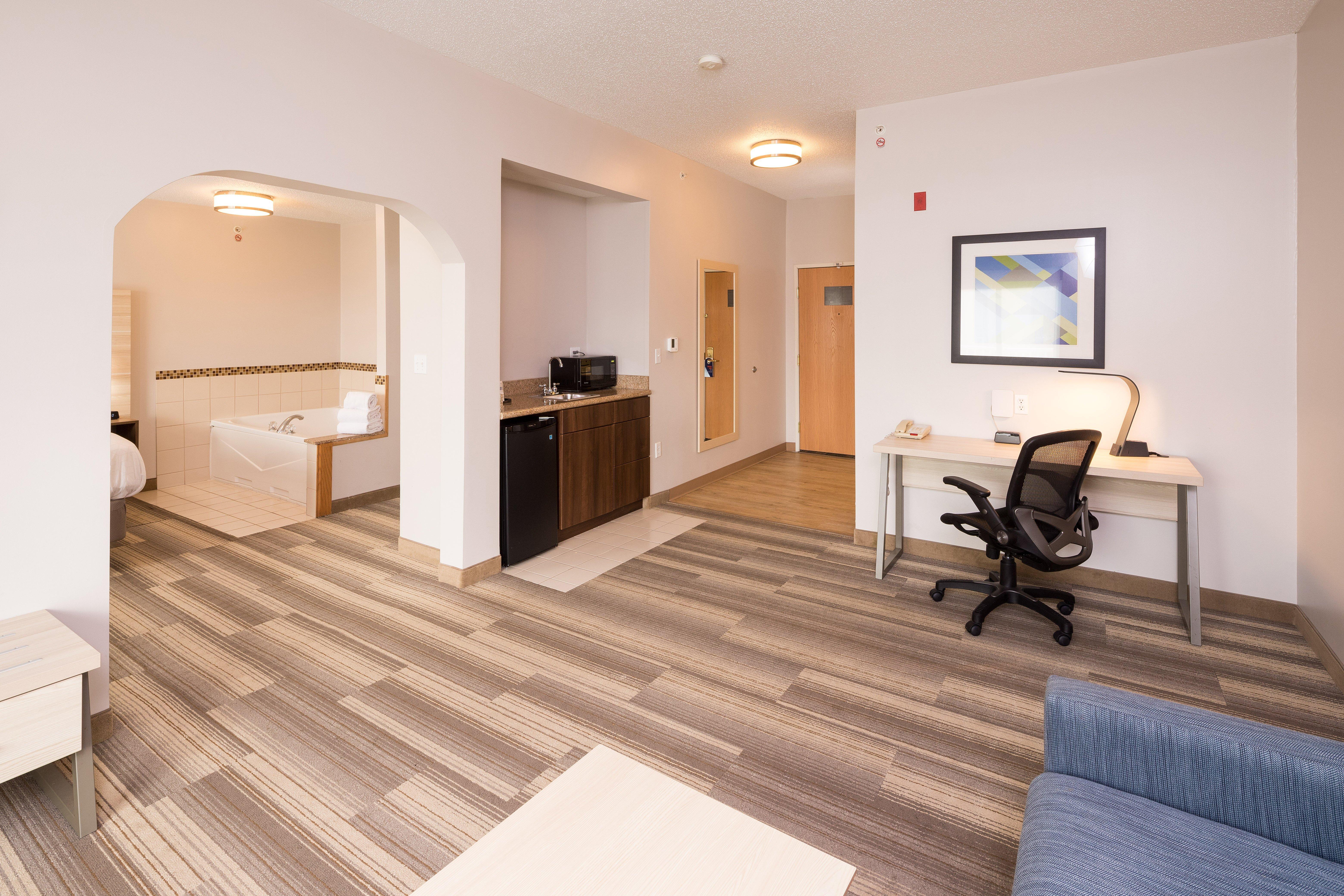 Holiday Inn Express Hotel & Suites Grand Blanc By Ihg Exterior photo