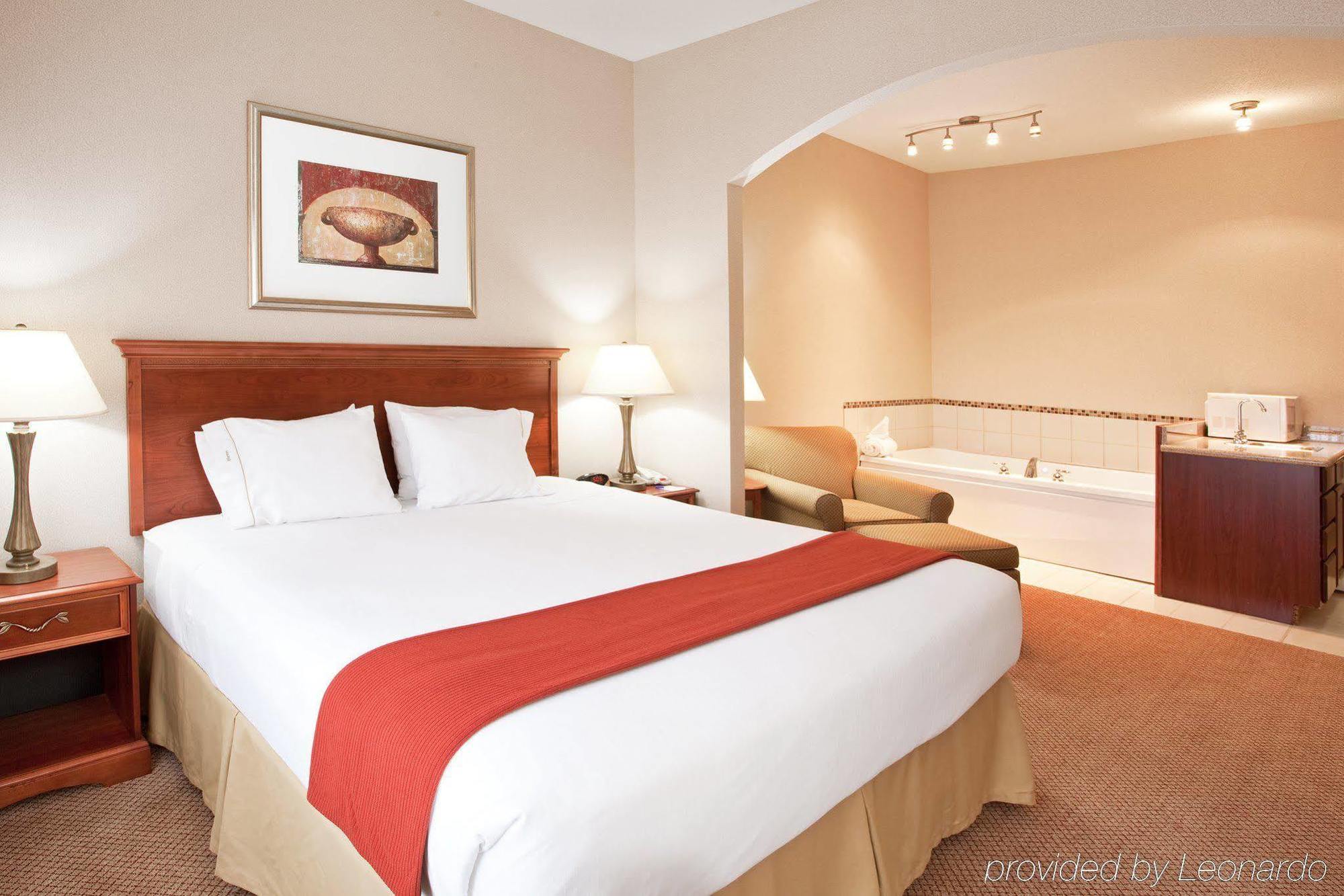 Holiday Inn Express Hotel & Suites Grand Blanc By Ihg Room photo